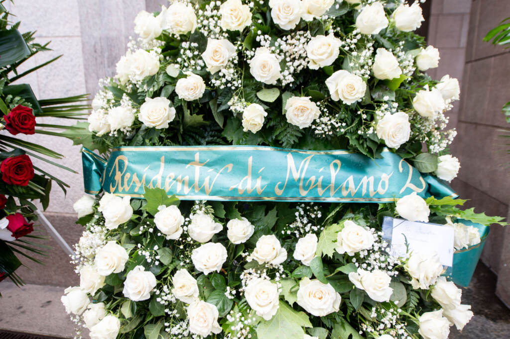 Galleria foto 'Funerali Berlusconi, dalla Rai a Belen: le corone di fiori in piazza Duomo' - foto 6