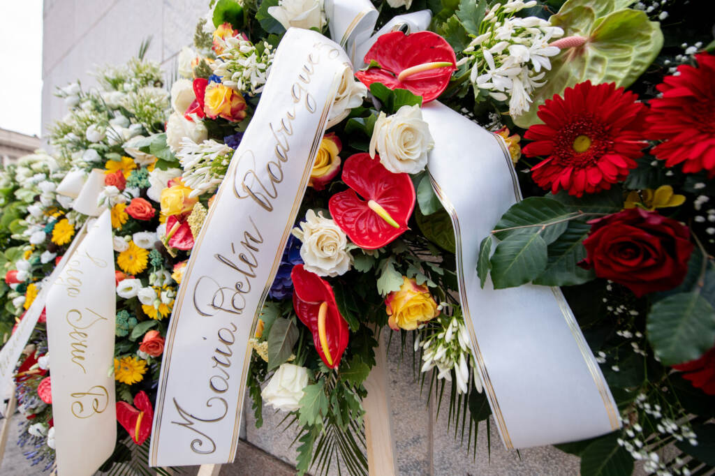 Galleria foto 'Funerali Berlusconi, dalla Rai a Belen: le corone di fiori in piazza Duomo' - foto 2