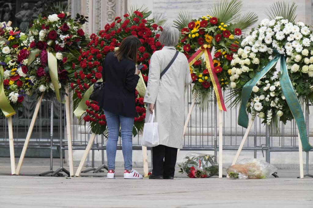 Galleria foto 'Funerali Berlusconi, dalla Rai a Belen: le corone di fiori in piazza Duomo' - foto 12