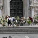 Funerali Berlusconi, in Duomo Fascina insieme ai figli del Cav. a destra dell’altare