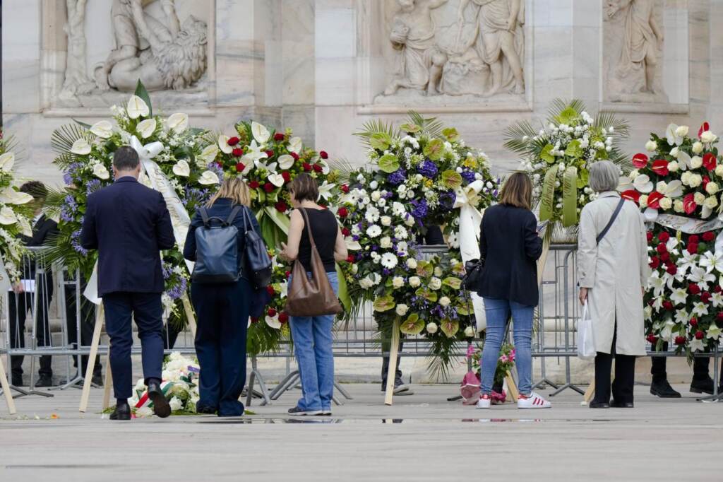 Galleria foto 'Funerali Berlusconi, dalla Rai a Belen: le corone di fiori in piazza Duomo' - foto 9