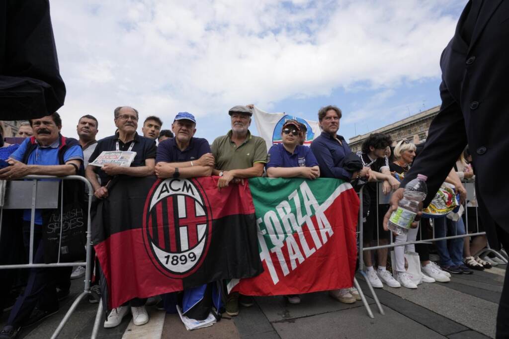 Galleria foto 'Funerali Berlusconi, dalla Rai a Belen: le corone di fiori in piazza Duomo' - foto 11