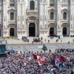 Berlusconi, applausi e cori da stadio per l’ultimo saluto in Duomo