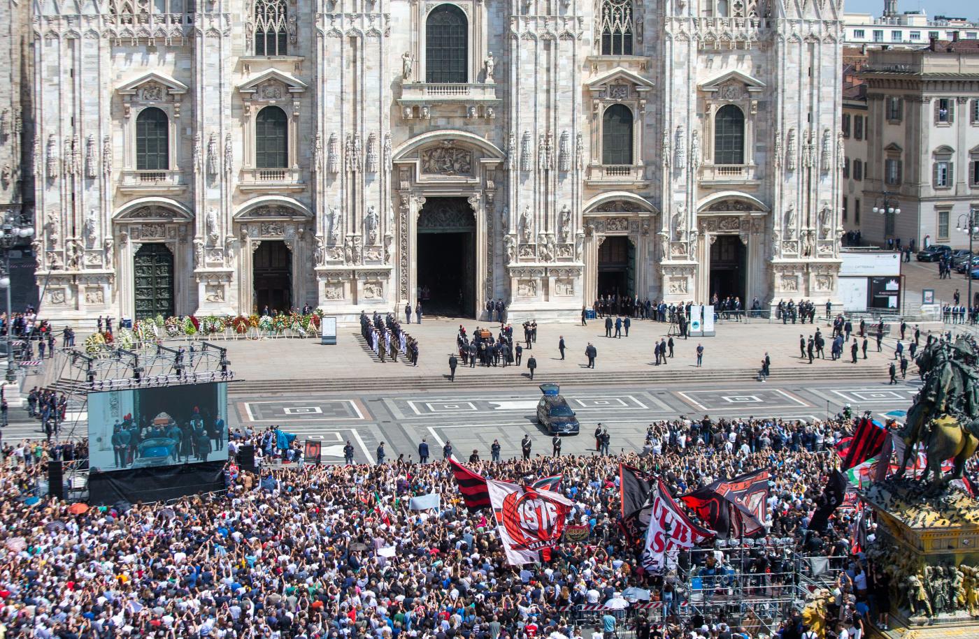 Berlusconi, applausi e cori da stadio per l’ultimo saluto in Duomo
