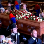 Il feretro di Berlusconi esce dal Duomo di Milano tra gli applausi