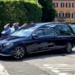 Berlusconi, il feretro lascia villa San Martino