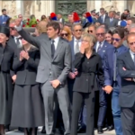 Berlusconi, feretro lascia Piazza Duomo: i figli commossi ringraziano la folla