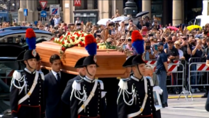 Berlusconi, il feretro entra in Duomo: cori da stadio in piazza