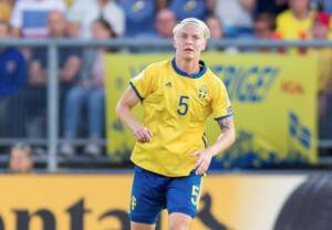 Calcio, la svedese Fischer: “A Mondiali 2011 costrette a mostrare i genitali”