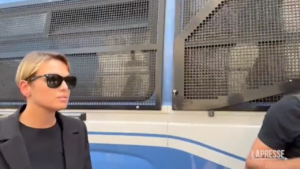 Berlusconi, l’arrivo di Francesca Pascale in piazza Duomo