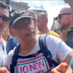 Funerali Berlusconi: espone il cartello ‘Vergogna di Stato’ e viene cacciato da piazza Duomo