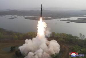 Kim Jong Un e sua figlia ispezionano il lancio di prova del missile balistico intercontinentale Hwasong-18