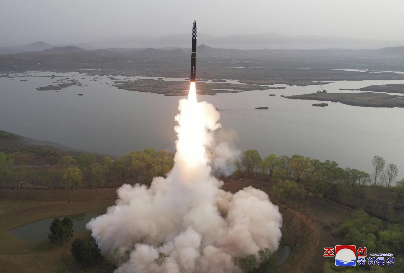 Corea del Sud, Pyongyang lancia missili balistici al largo della costa Corea del Sud, Pyongyang lancia missili balistici al largo della costa