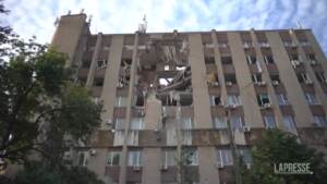 Ucraina, disastro a Kherson: edificio squarciato da un missile