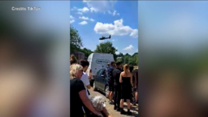 Belgio, finge la sua morte e si presenta al suo funerale in elicottero