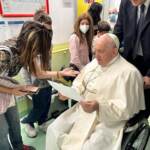 Papa Francesco visita reparto di oncologia pediatrica