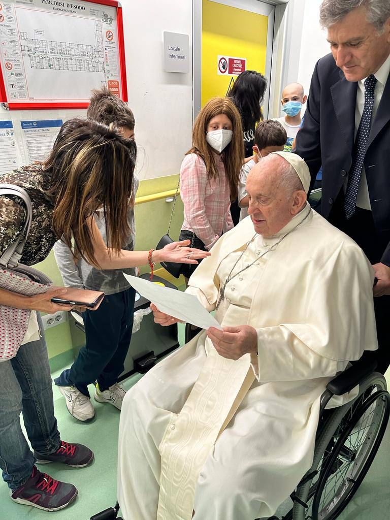 Papa Francesco visita reparto di oncologia pediatrica