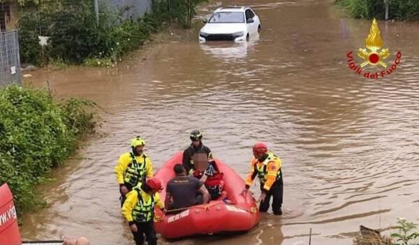 Maltempo, chiuse banchine sul Tevere a Roma