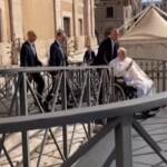 Papa Francesco prega a Santa Maria Maggiore prima di tornare a Santa Marta