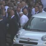 Papa Francesco lascia il Policlinico Gemelli circondato dalla folla