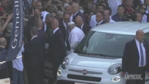 Papa Francesco lascia il Policlinico Gemelli circondato dalla folla
