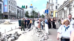 Ucraina, residenti di Kiev cercano riparo dagli attacchi russi