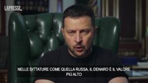 Ucraina, Zelensky: “La classe dirigente russa deve perdere i suoi soldi”