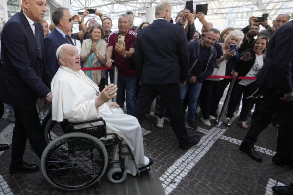 Vaticano, Papa Francesco dimesso dal Policlinico Gemelli