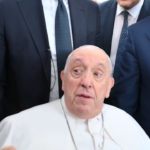 Papa Francesco dimesso dal Gemelli: “Come sto? Ancora vivo”