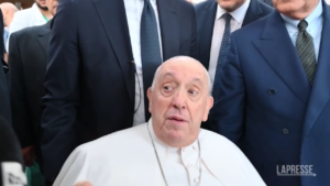 Papa Francesco dimesso dal Gemelli: “Come sto? Ancora vivo”