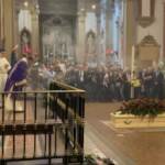 Flavia Franzoni, l’uscita del feretro tra gli applausi e gli abbracci a Prodi