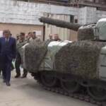 Russia, il ministro della Difesa Shoigu visita la fabbrica di carri armati