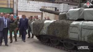 Russia, il ministro della Difesa Shoigu visita la fabbrica di carri armati