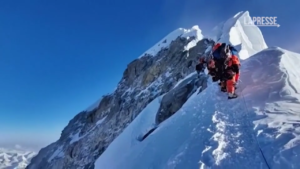 Nepal, sherpa punta al record di scalate dell’Everest