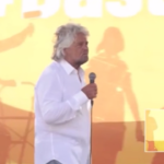 M5S, Grillo dal palco: “Fate brigate cittadinanza. Mettetevi il passamontagna…”