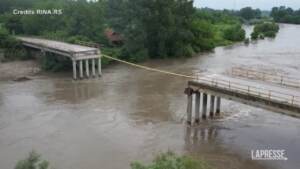 Serbia, le immagini del ponte crollato dopo l’alluvione