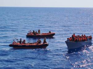 Migranti, Open Arms: “Tratte in salvo 117 persone, ci sono 31 minori”