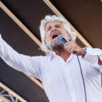 M5s, post provocatorio di Grillo: uomo con passamontagna