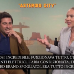 ‘Asteroid City’, il magico set di Wes Anderson secondo Scarlett Johansson: “Sembrava Disneyworld”