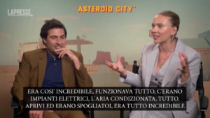 ‘Asteroid City’, il magico set di Wes Anderson secondo Scarlett Johansson: “Sembrava Disneyworld”