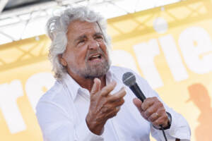 Governo, Beppe Grillo: “Più ci si sputa sopra più si rafforza”