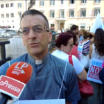 Maternità surrogata, prete sospeso in piazza