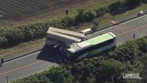 Giappone, scontro bus-camion: 5 morti