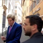 Roma, Kerry scherza con i giornalisti facendo il gesto della mitraglietta