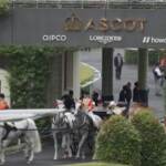 Ascot, l’arrivo in carrozza di re Carlo III e della regina Camilla