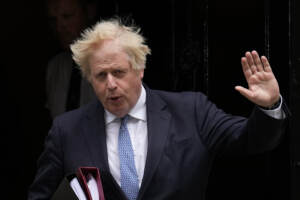 Regno Unito, parlamento approva condanna per Johnson su Partygate