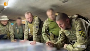 Ucraina, il comandante delle forze armate visita le prime linee