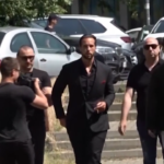 Romania, Andrew Tate arriva al tribunale di Bucarest