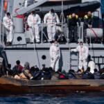 Migranti, a Lampedusa proseguono gli sbarchi