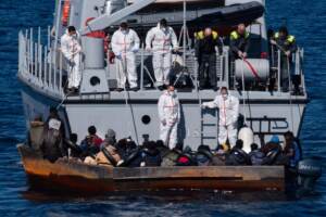 La NGO Aita Mari soccorre dei migranti al largo di Lampedusa